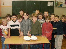 children with the finished Stollen