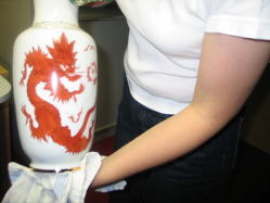 Une vase avec le dessin du dragon