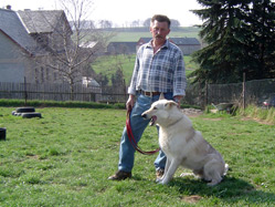 Herr Jenßen mit der Labradorhündin Cora